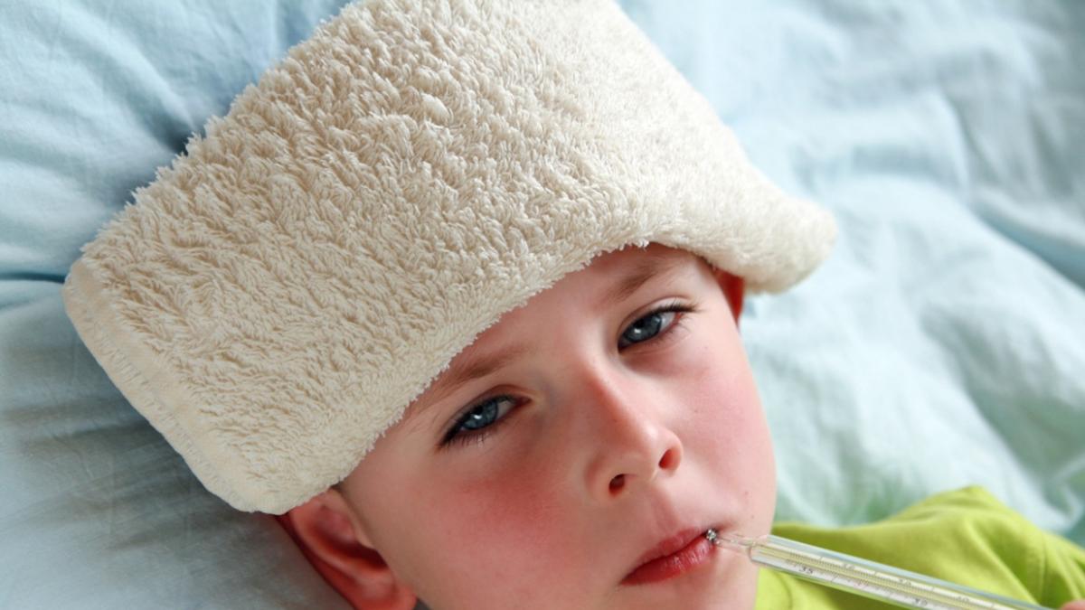 Полотенце на лбу. Компресс на голову. Холодный компресс на лоб. Холодный компресс на голову малышу. Ребенок температурит.