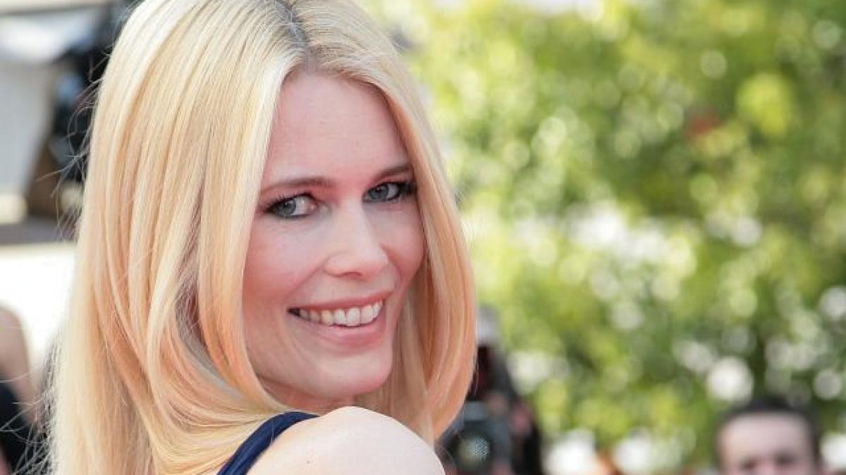 Naga Claudia Schiffer na okładce niemieckiego Vogue - Newsy - Polki.pl