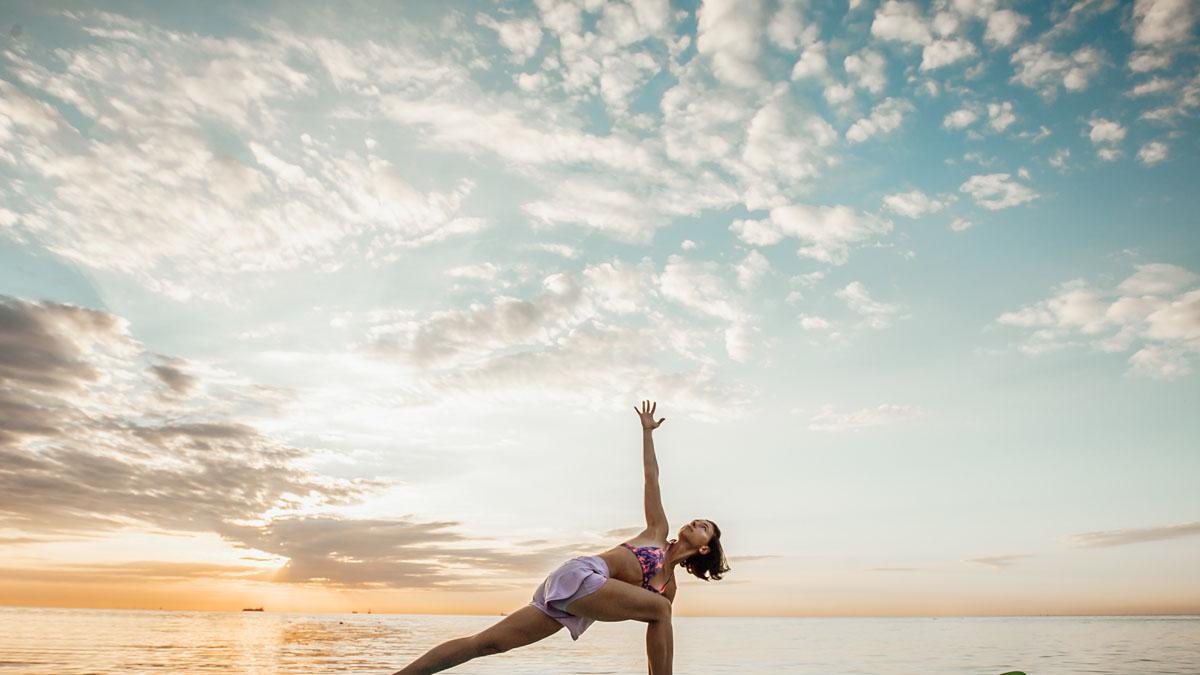 Joga na odchudzanie. 7 najlepszych ćwiczeń jogi na odchudzanie w domu