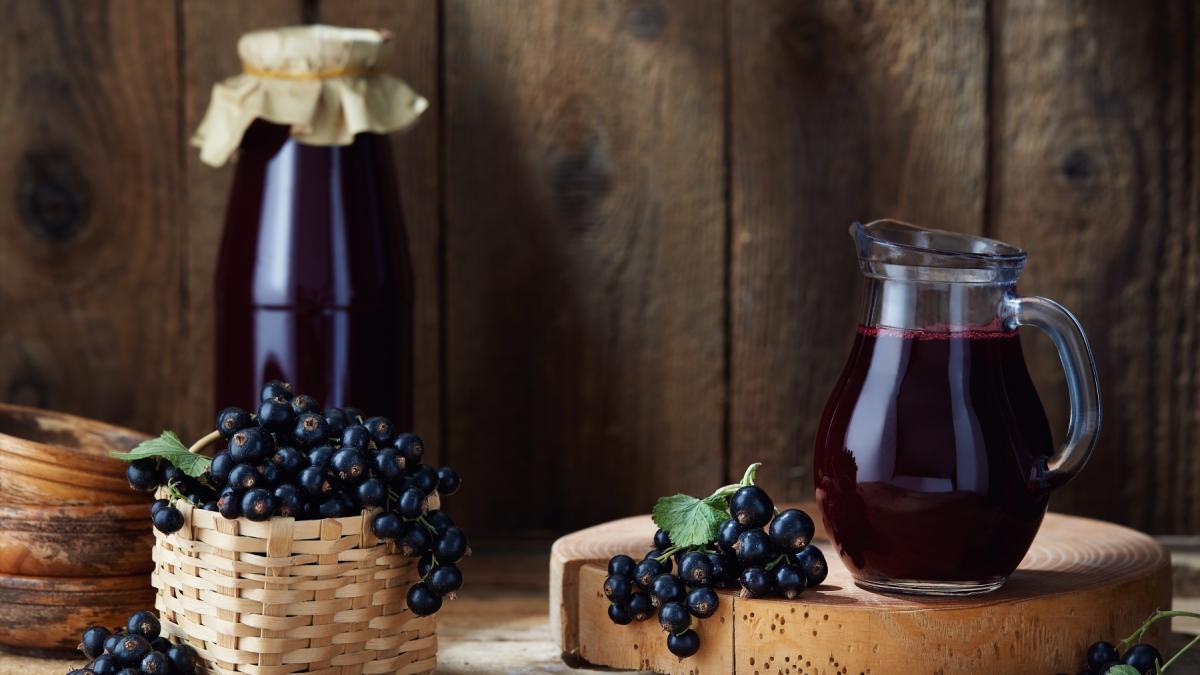 Wino Z Czarnej Porzeczki 3 Przepisy Na Domowe Wino Napoje Polki Pl