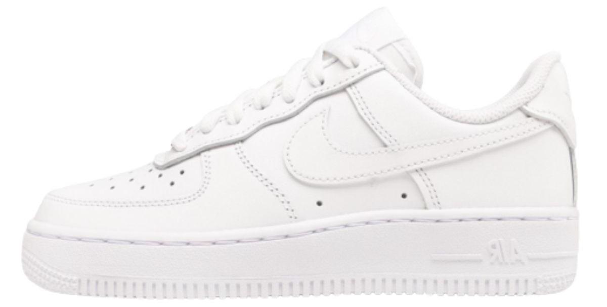 Białe sneakersy wiosna/lato 2022: Air Force 1 Nike