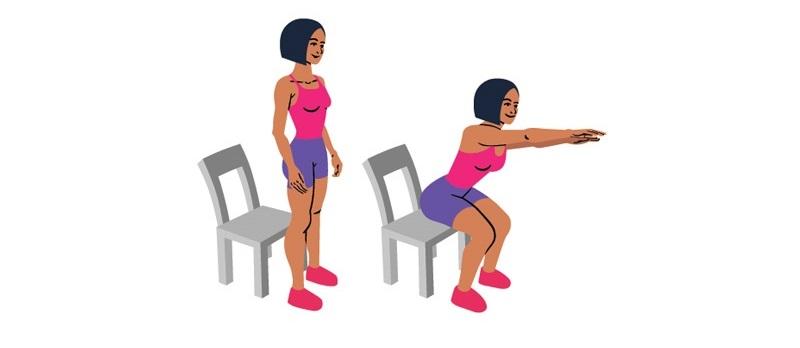 Ćwiczenia na brzuch po ciąży: przysiad z krzesłem