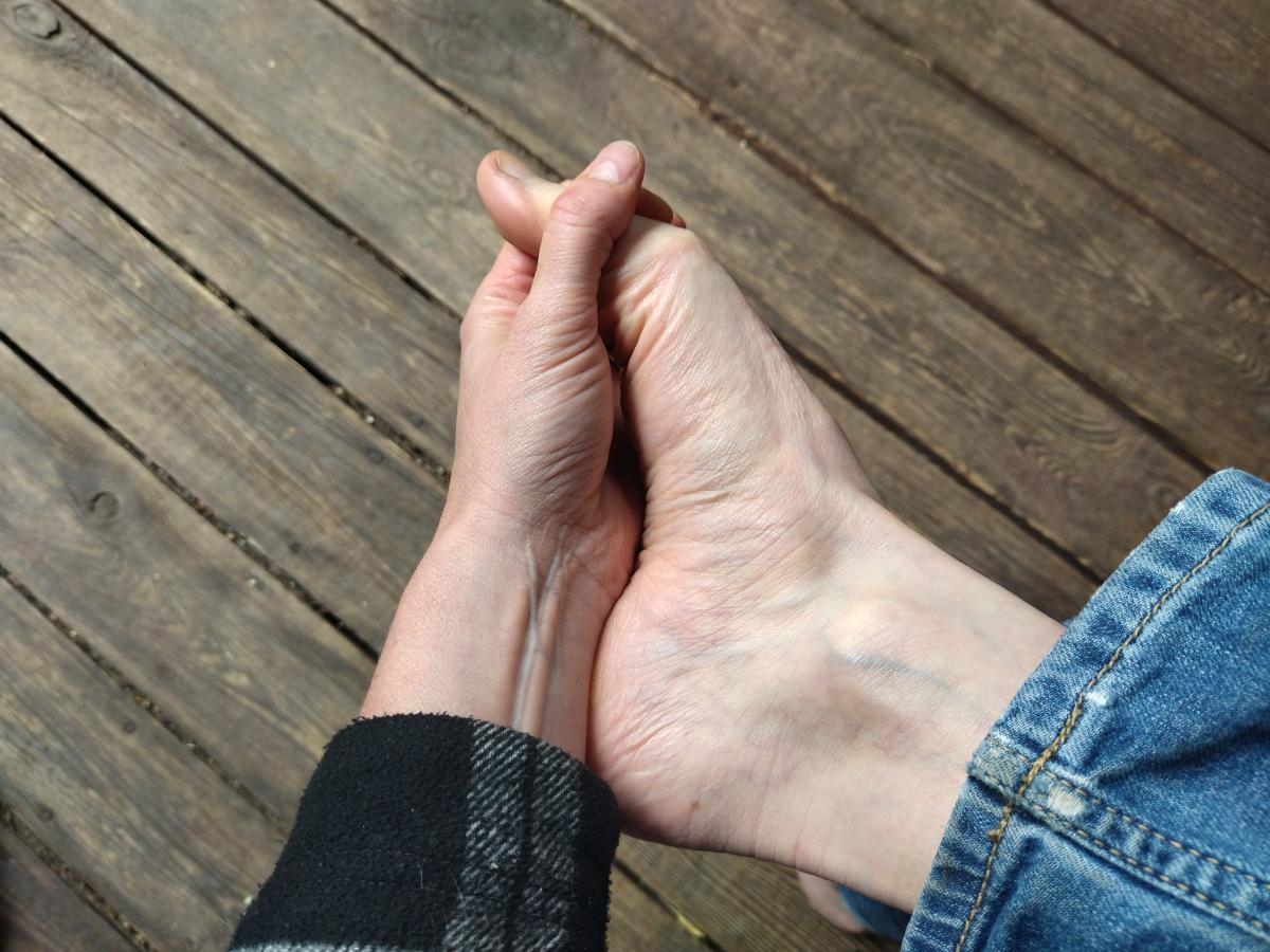 Ćwiczenia na haluksy: Zginanie i prostowanie palców stopy ręką