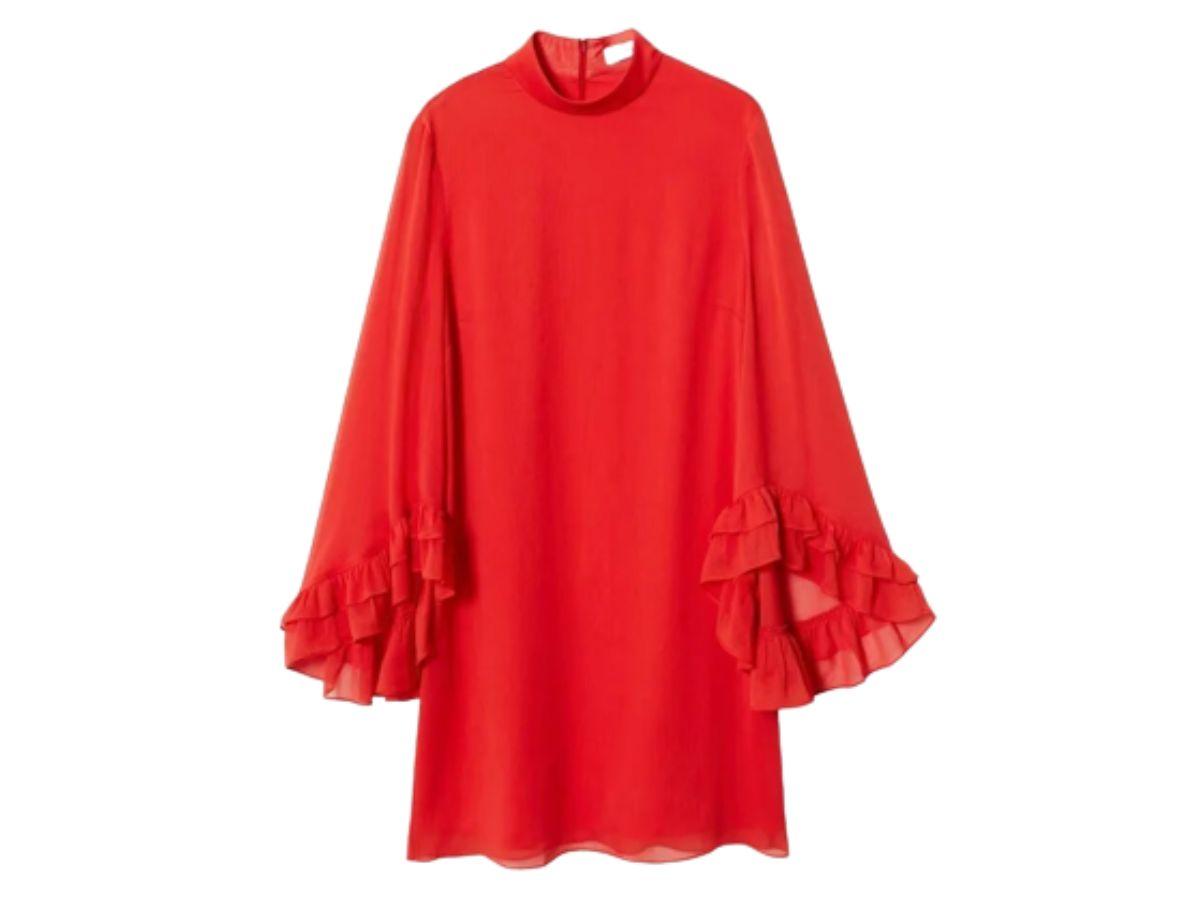 Czerwone sukienki na święta 2022: sukienka z szerokimi rękawami