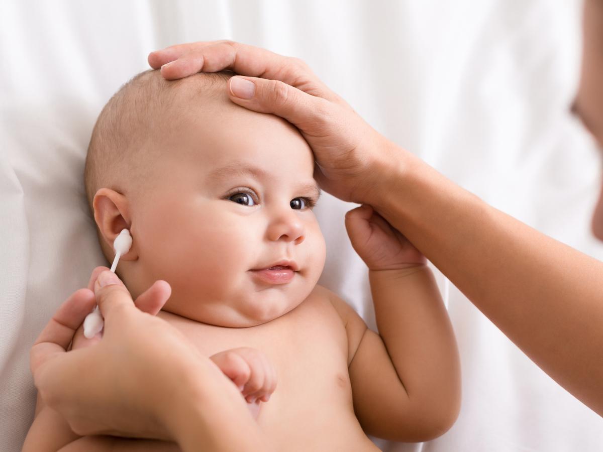 Jak czyścić uszy niemowlaka