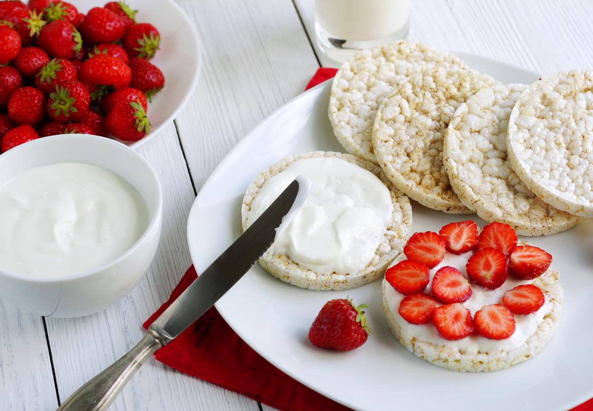 dieta białkowa na 14 dni - drugie śniadanie: jogurt z waflami ryżowymi