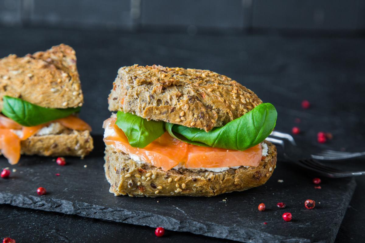 dieta białkowa na 14 dni - śniadanie: kanapka z łososiem