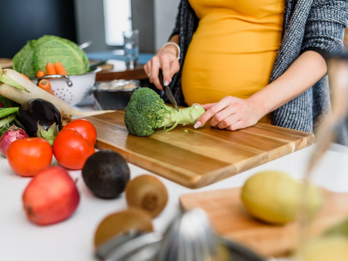 Dieta w ciąży co się zmienia? Kalorie, składniki odżywcze, suplementy