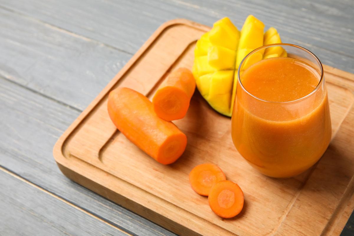 Dieta OXY przepis na koktajl z marchewką, mango i imbirem