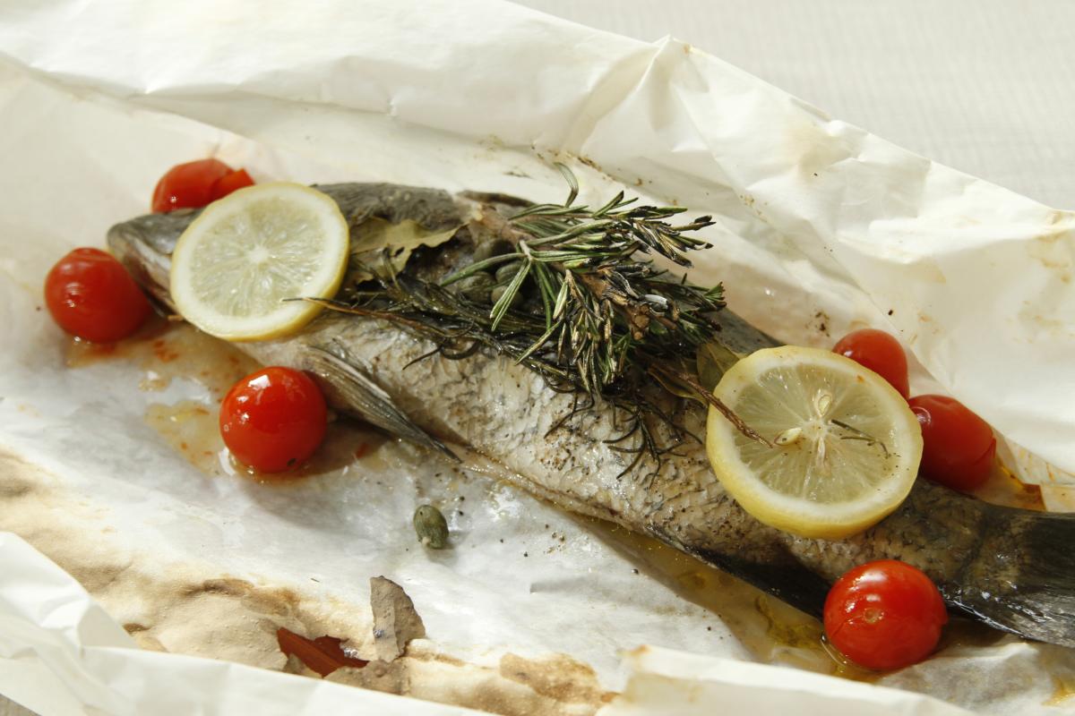 dietetyczny obiad - ryba pieczona w pergaminie