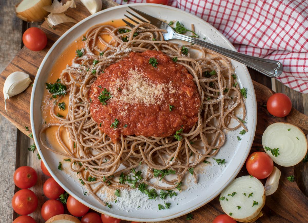 spaghetti z czosnkiem i papryką - dietetyczny obiad bez mięsa