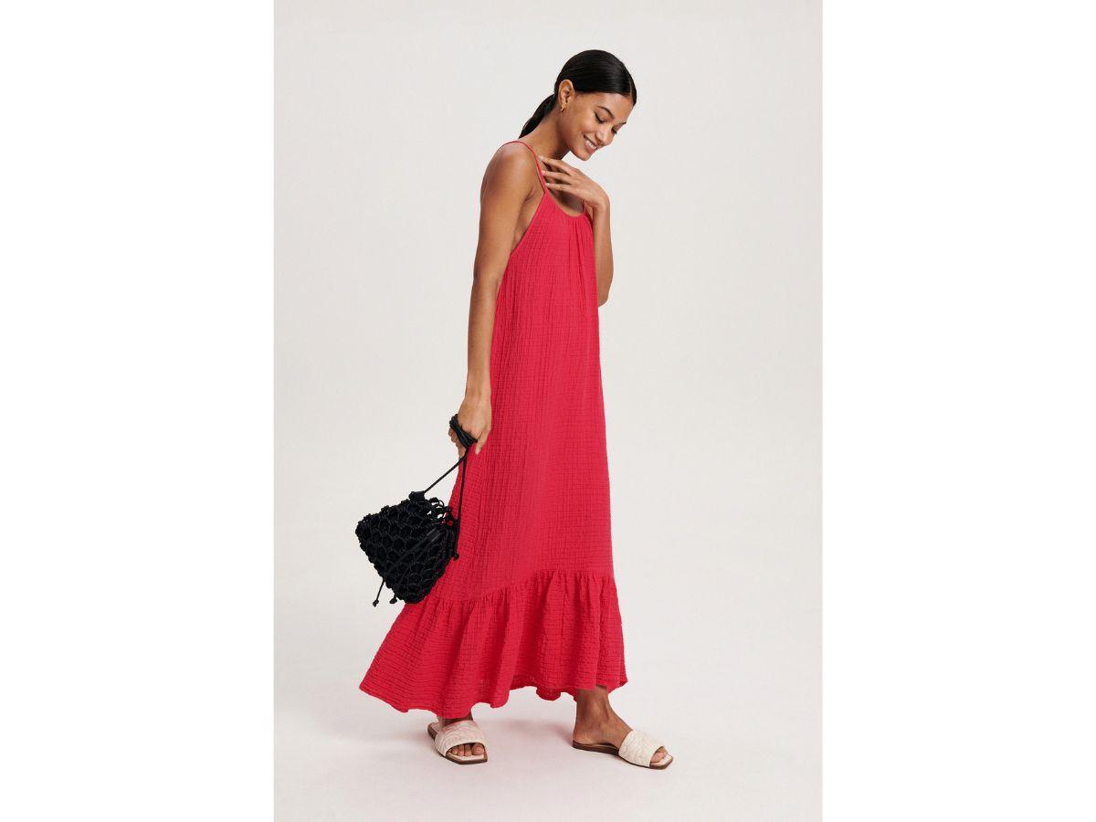 Długie sukienki na lato 2023: maxi sukienka z organicznego muślinu, Reserved