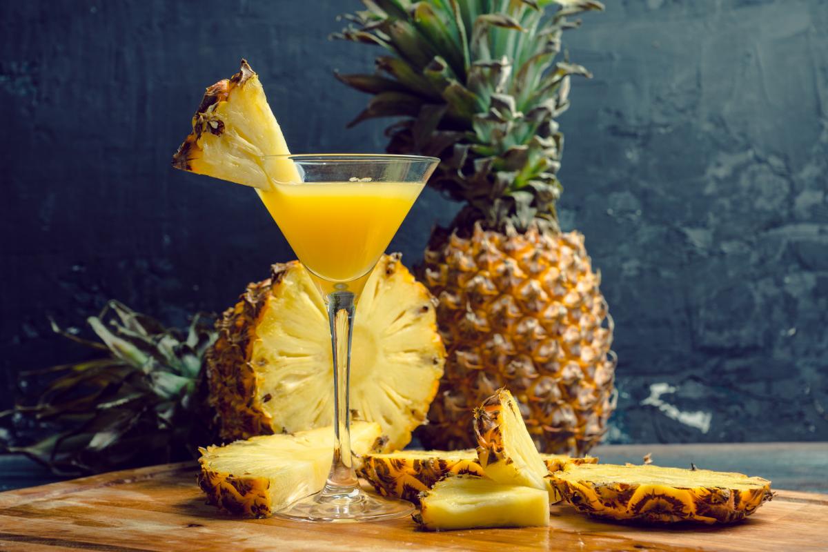 Drinki z martini i ananasem