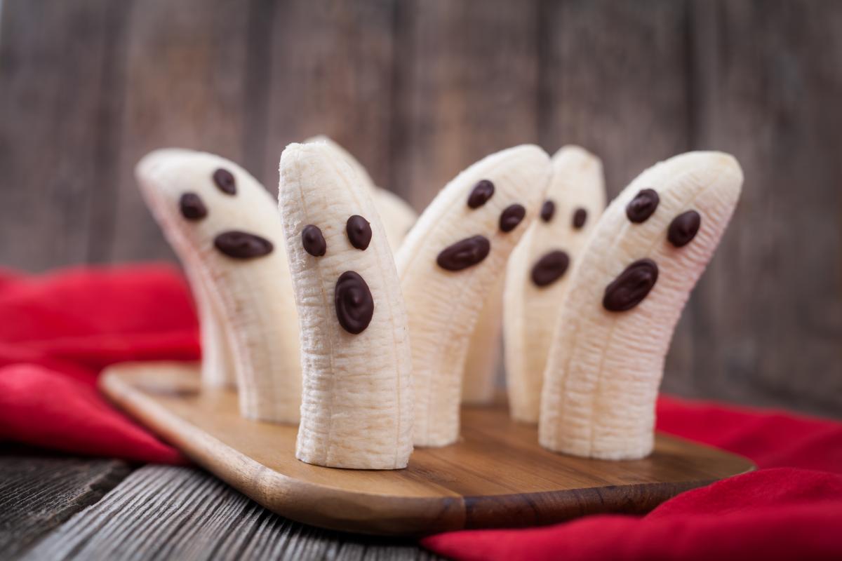 fit przekąski na halloween: banany-duchy