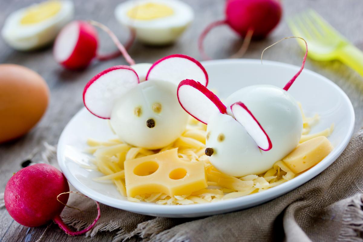 fit przekąski na halloween: myszy z gotowanych jajek