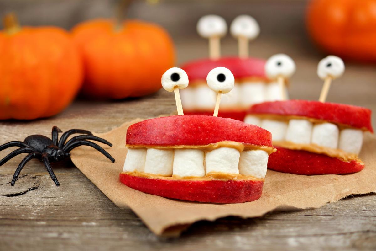 fit przekąska na halloween z jabłka i pianek marshmallow