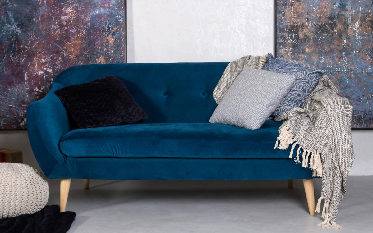 sofa w granatowym kolorze