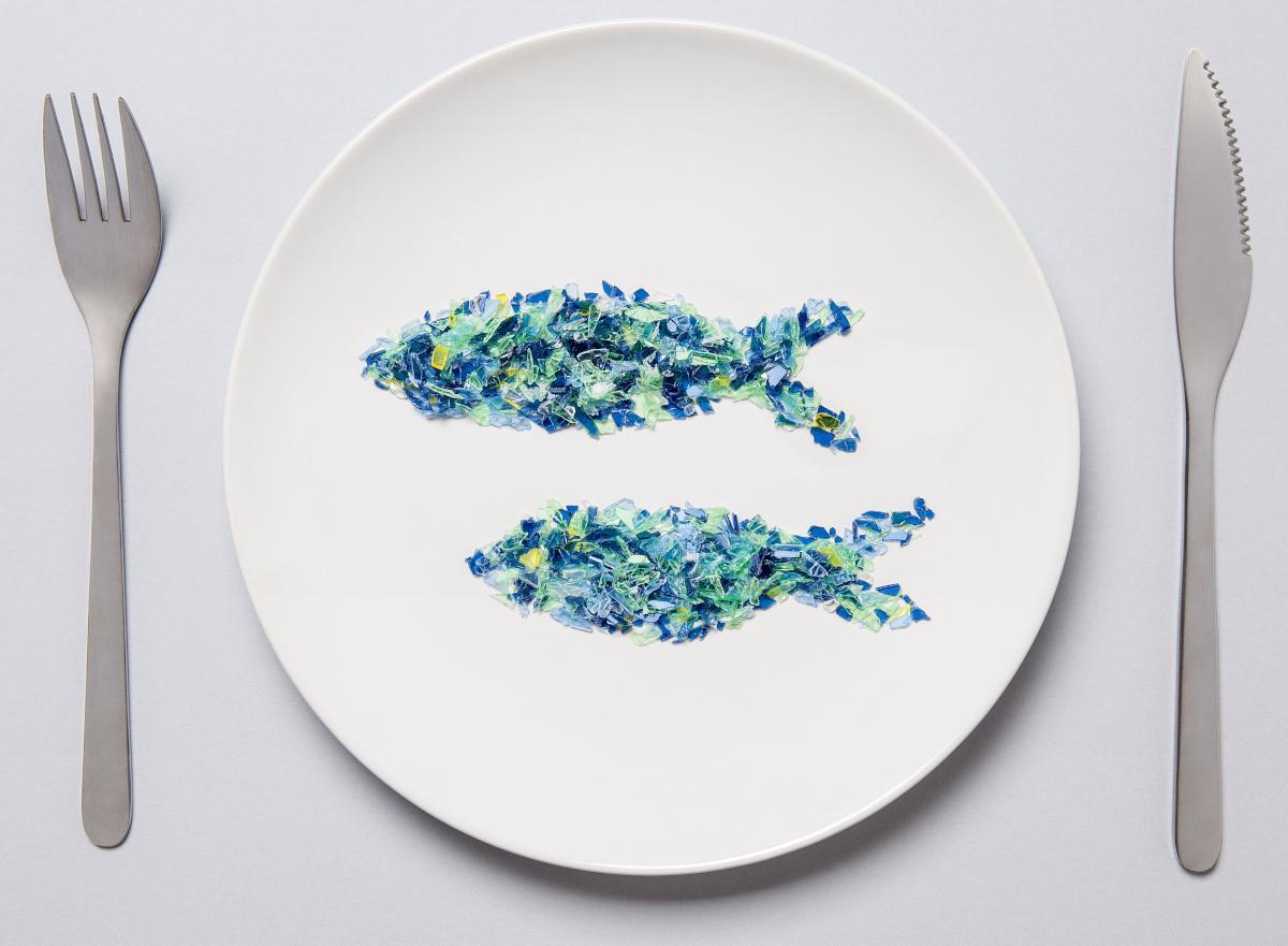 Ile człowiek zjada mikroplastiku