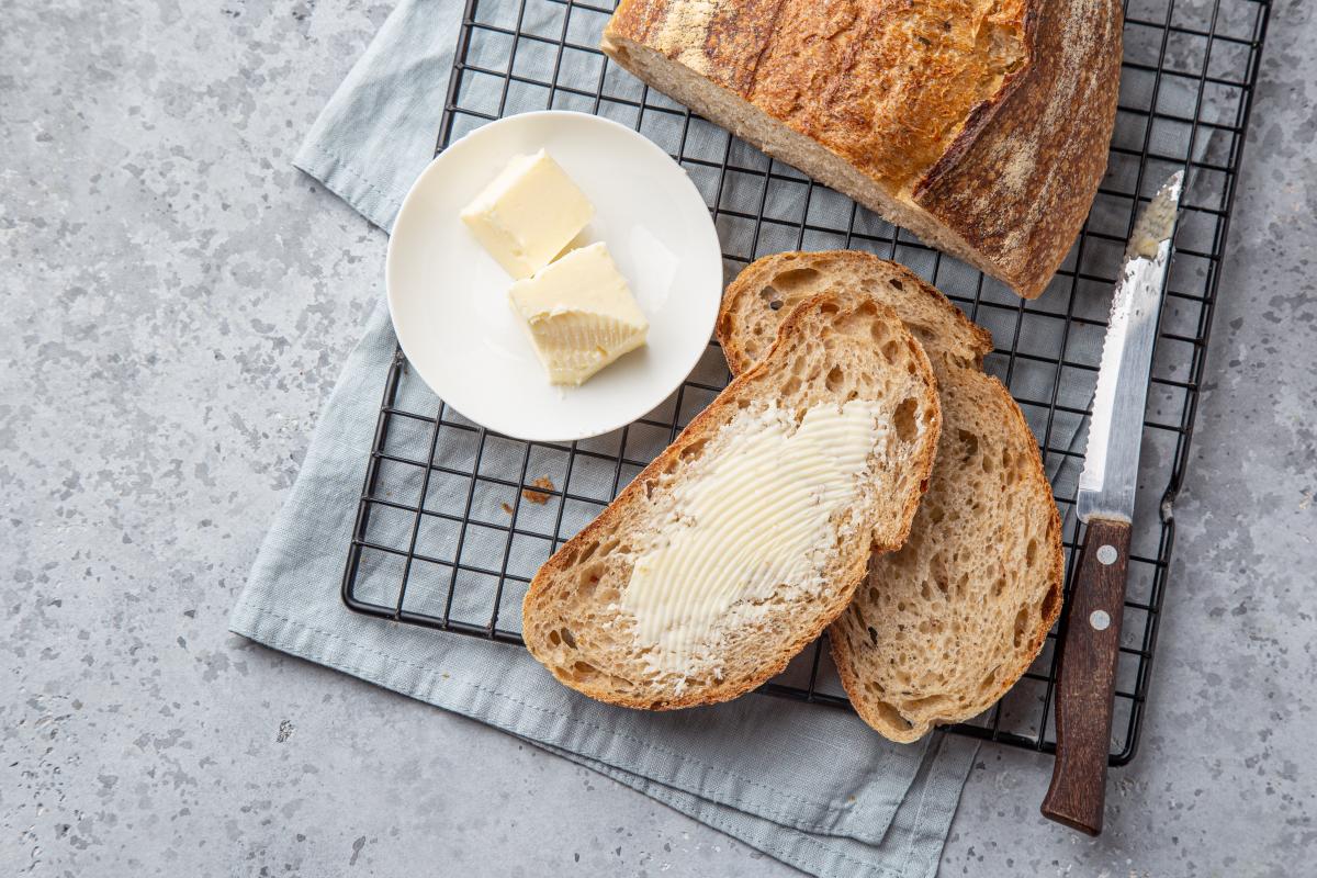 ile kalorii ma kromka chleba z masłem