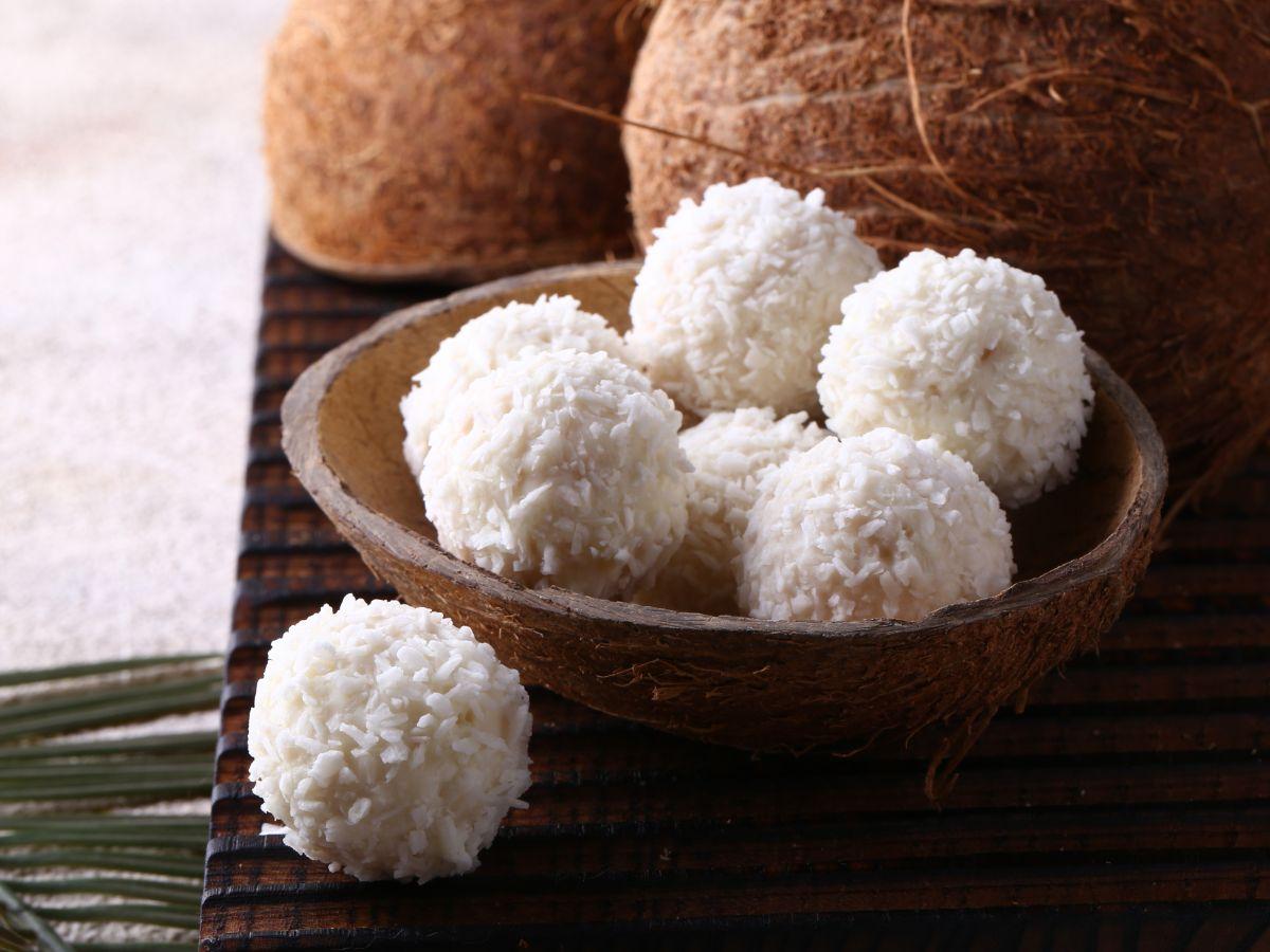 Keto deser z twarogu: kulki kokosowe