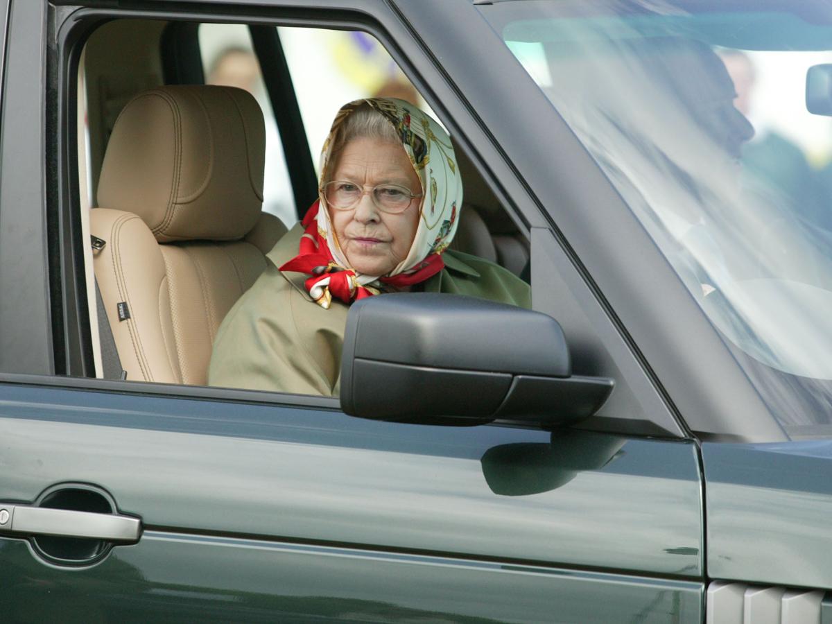 Elżbieta II może prowadzić samochód, chociaż nie ma prawa jazdy