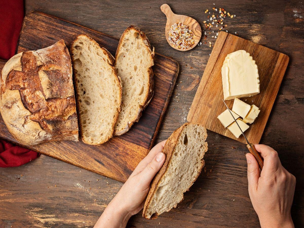 mity o pieczywie, chleb z masłem