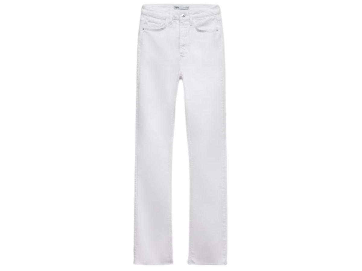 Modne jeansy na wiosnę 2022 - białe jeansy o kroju slim flare Zara