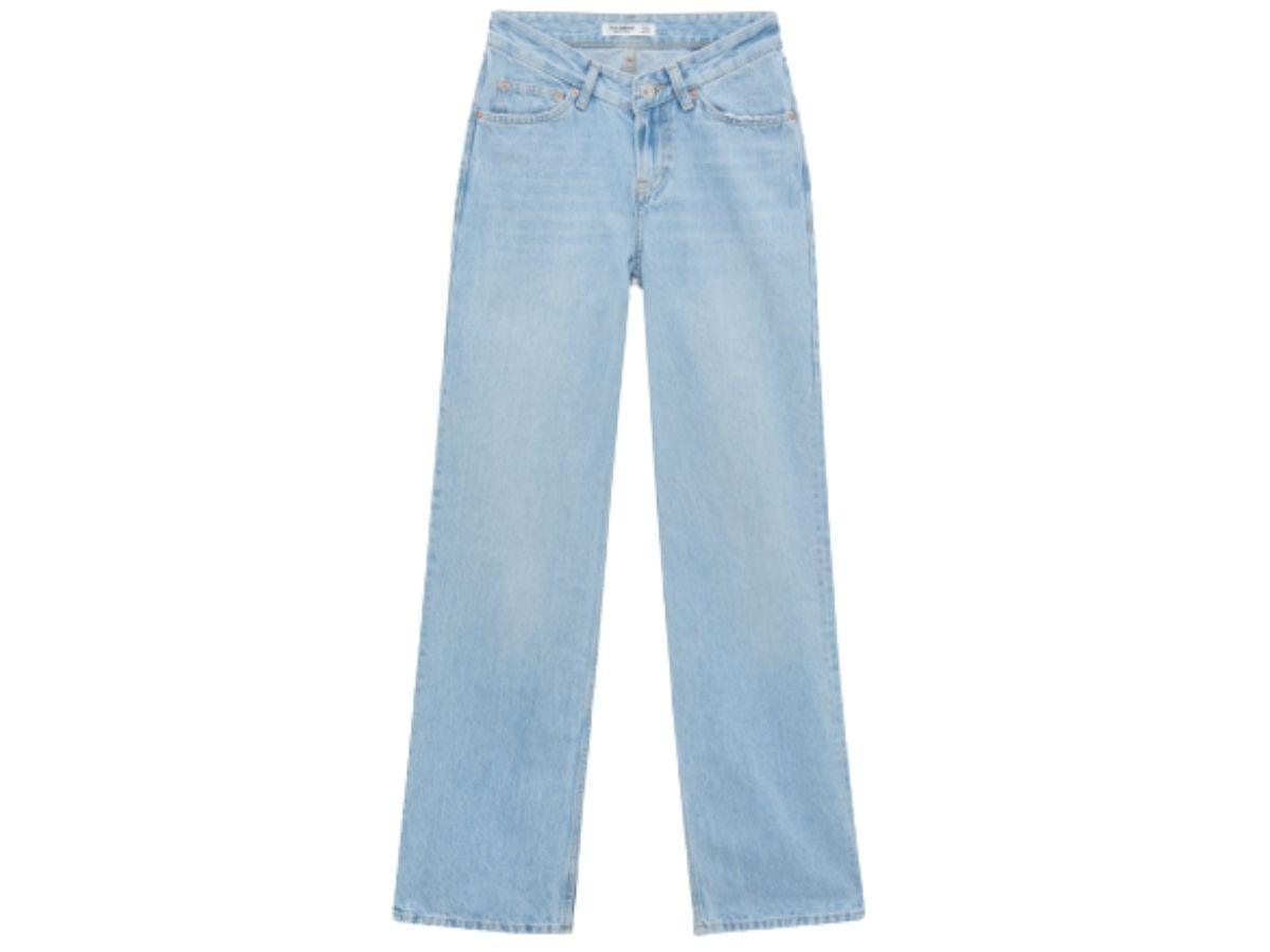 Modne jeansy na wiosnę 2022 - jeansy o prostym kroju z talią w kształcie V PUll&Bear