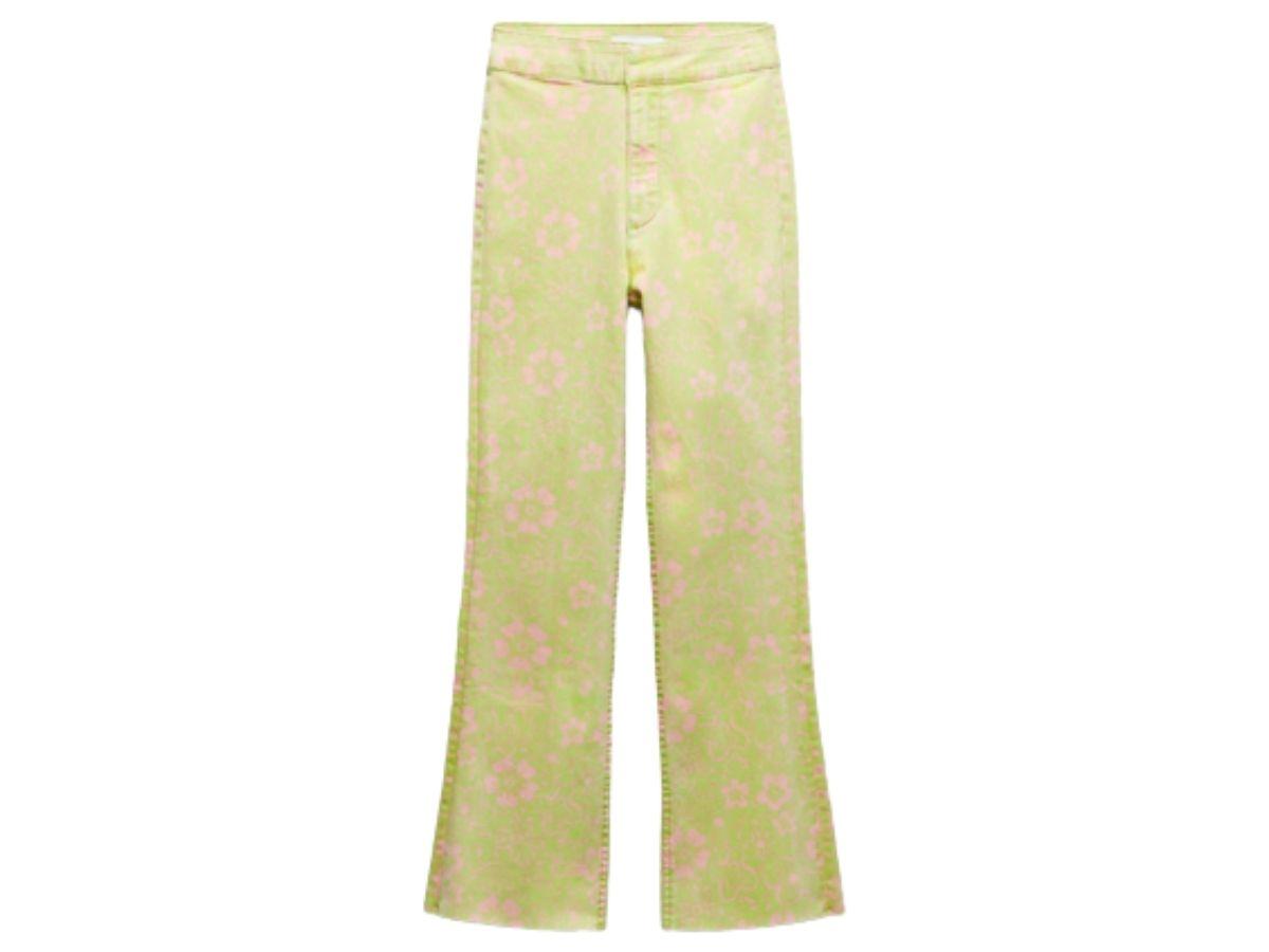 Modne jeansy na wiosnę 2022 - jeansy z nadrukiem w kwiaty z rozszerzanym dołem Zara