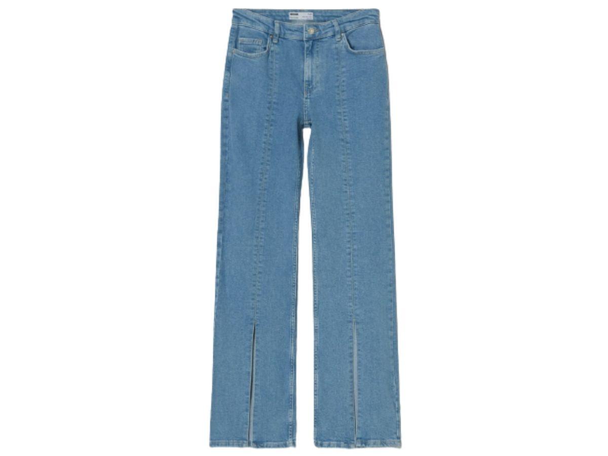 Modne jeansy na wiosnę 2022 - jeansy z niską talią z rozcięciem z przodu Bershka