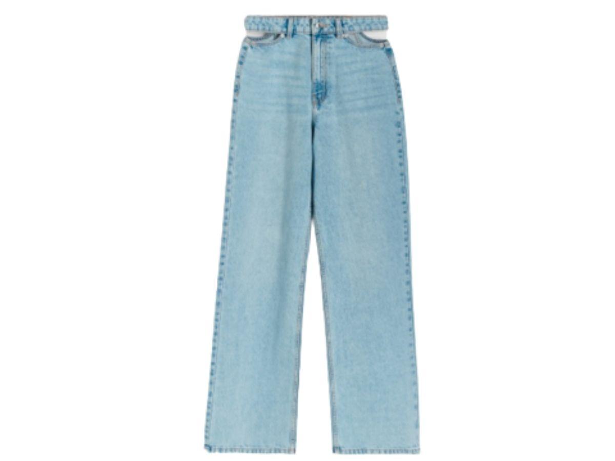 Modne jeansy na wiosnę 2022 - jeansy z szerokimi nogawkami i wycięciami w talii Reserved
