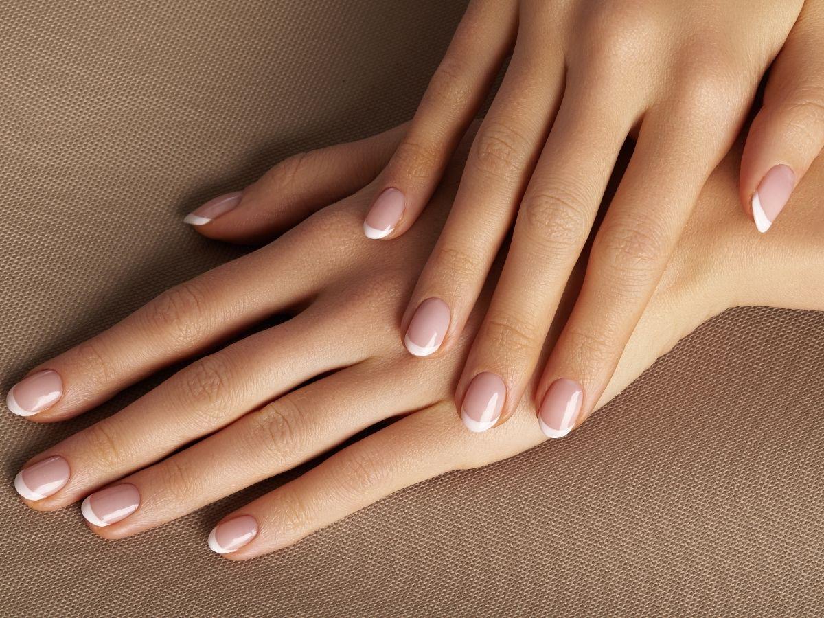 modne paznokcie hybrydowe wiosna 2022 klasyczny french manicure