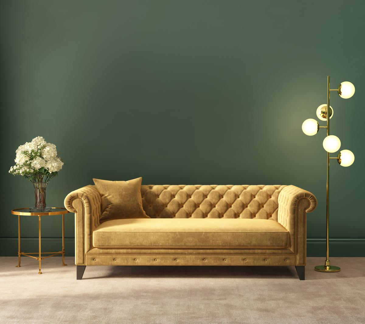 sofa w musztardowym kolorze