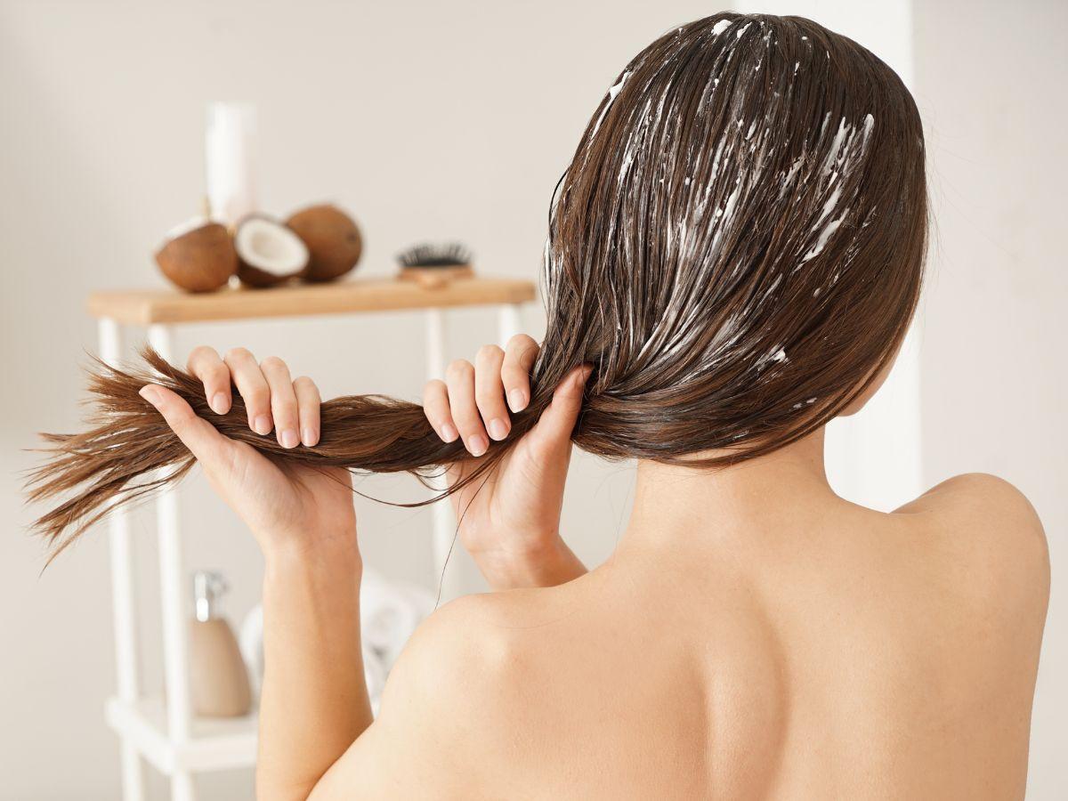 olej kokosowy na włosy - efekty, jak stosować, dla jakich włosów, jaki wybrać