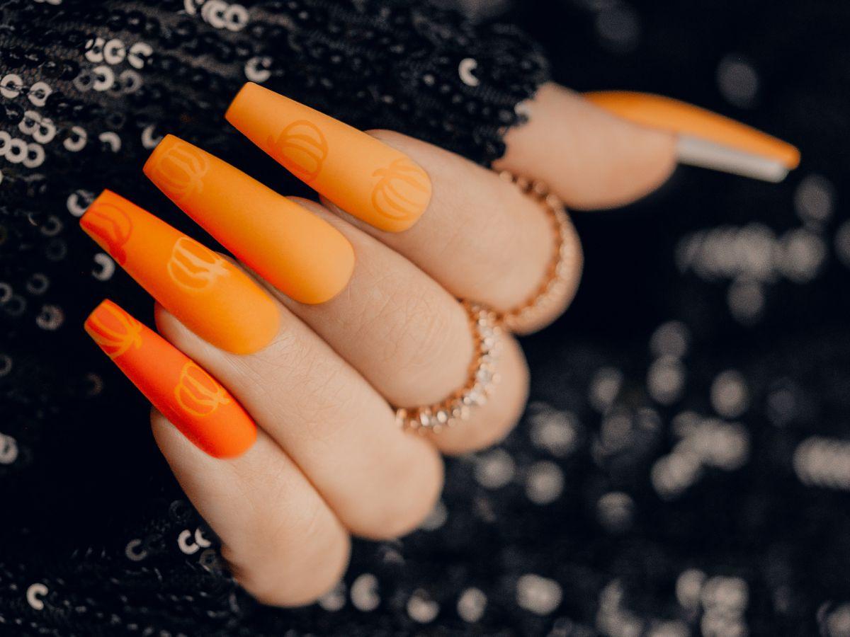 Paznokcie halloweenowe: pomarańczowe