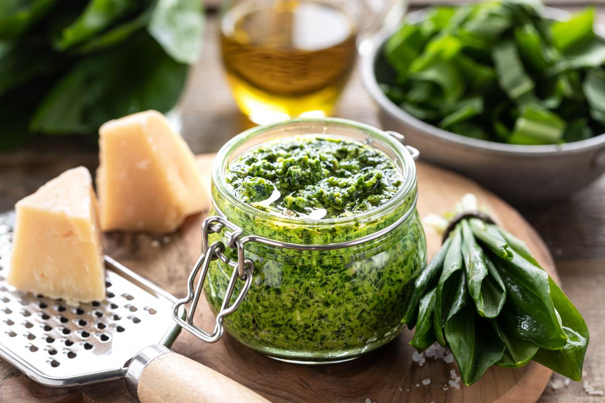 pesto z czosnku niedźwiedziego do słoika