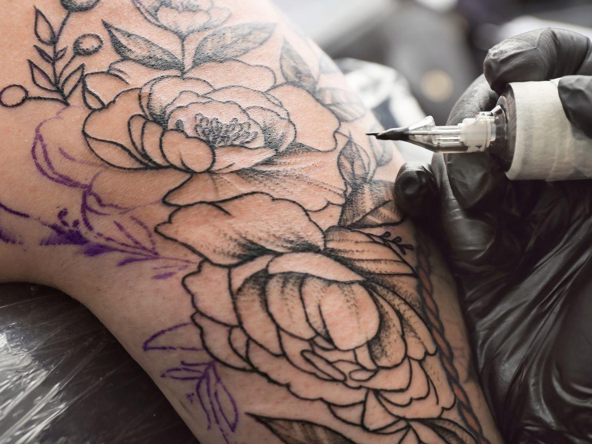 Pielęgnacja tatuażu: jak dbać o świeży tatuaż i jakie kosmetyki stosować? Higiena i gojenie