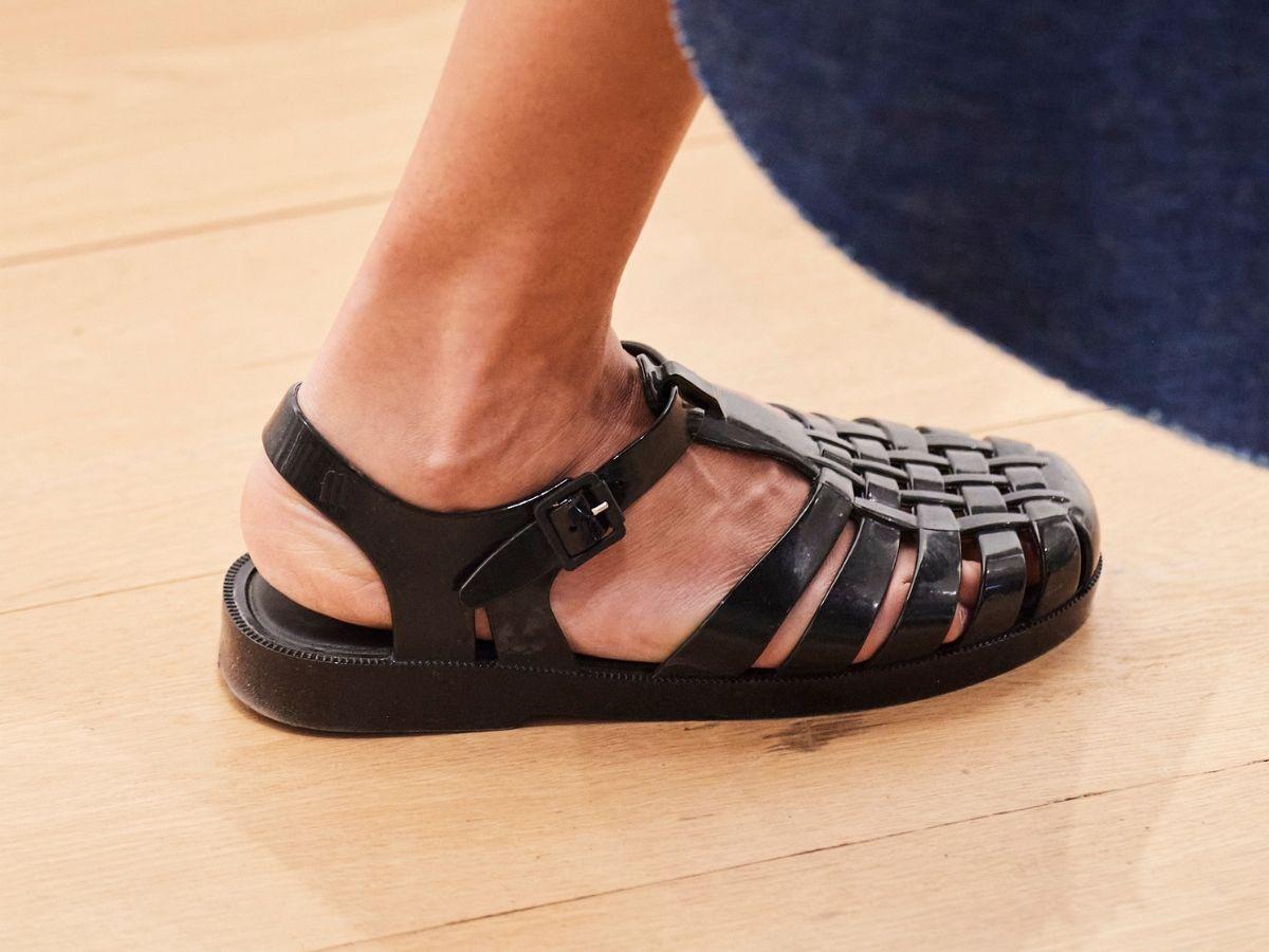 Płaskie sandały na lato 2022 - gumowe sandały 