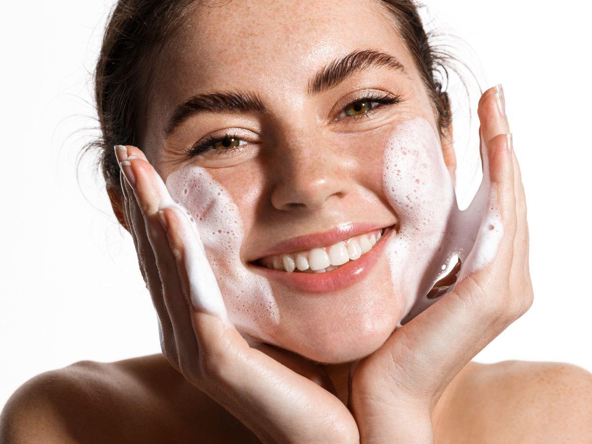 Dwuetapowe oczyszczanie twarzy - zasady, na czym polega, efekty, produkty
