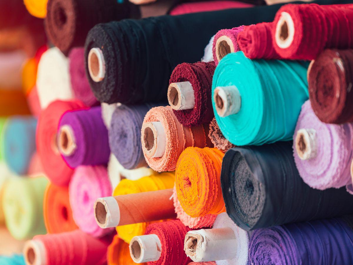 Rodzaje tkanin i materiałów na ubrania - włókna naturalne, sztuczne, syntetyczne