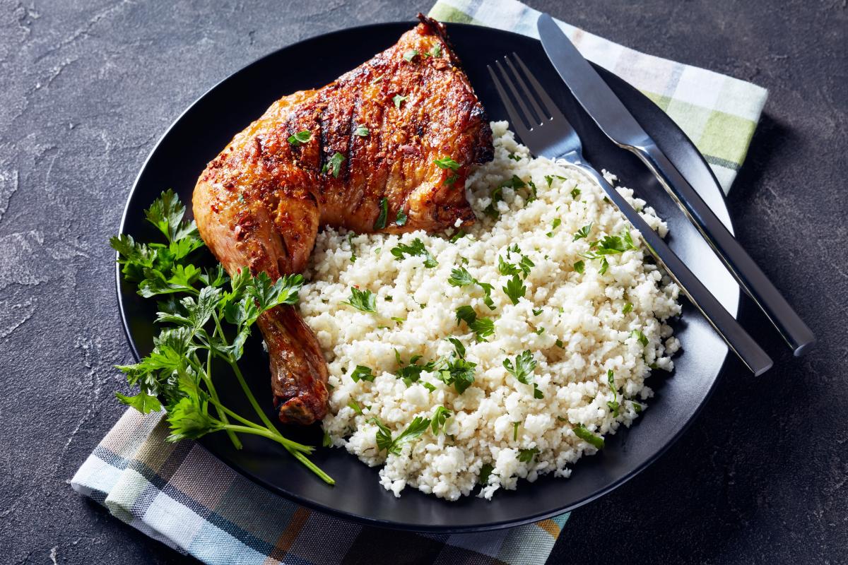 ryż z kalafiora z kurczakiem na obiad