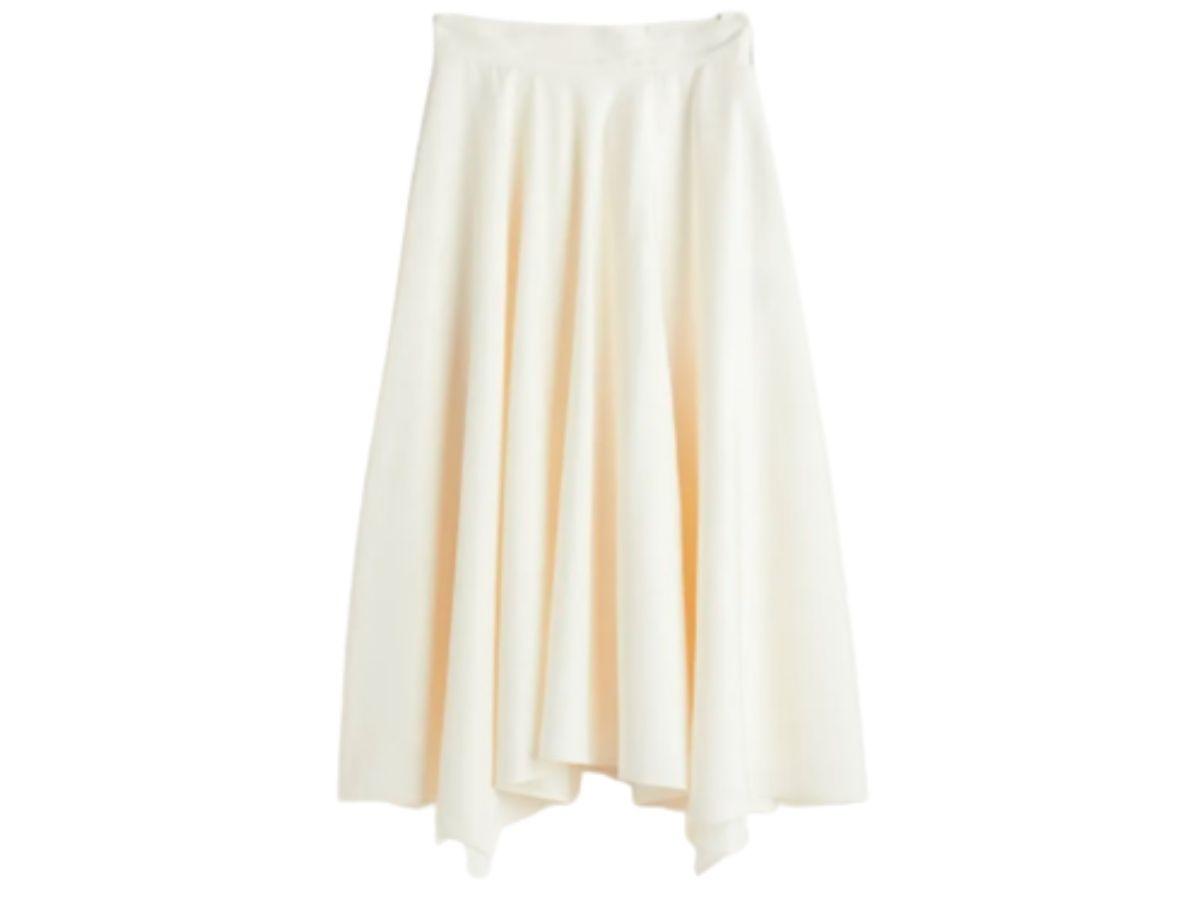 Spódnice midi na wiosnę 2022: rozkloszowana spódnica do połowy łydki w kolorze ecru H&M