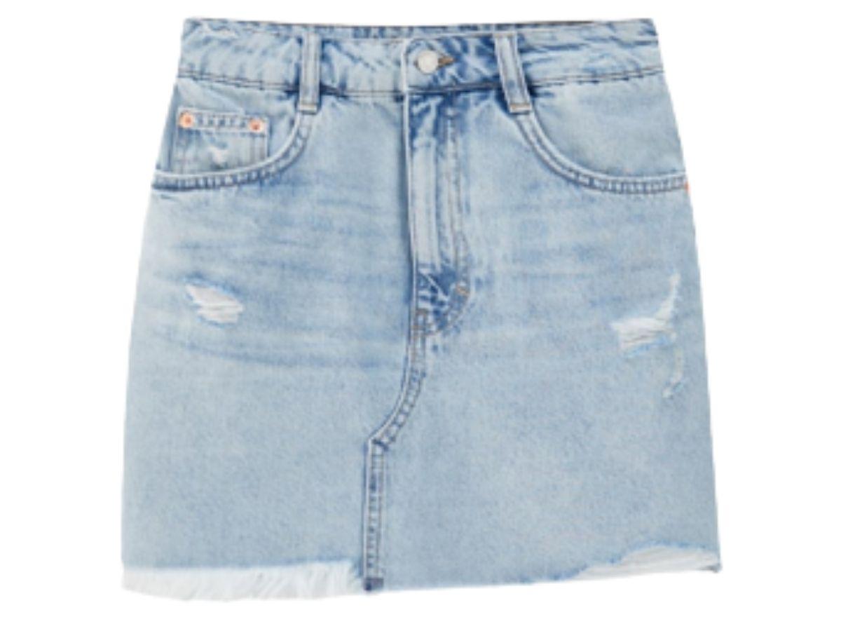 Spódnice mini na sezon wiosna lato 2022 - jeansowa mini spódnica z przetarciami Pull&Bear