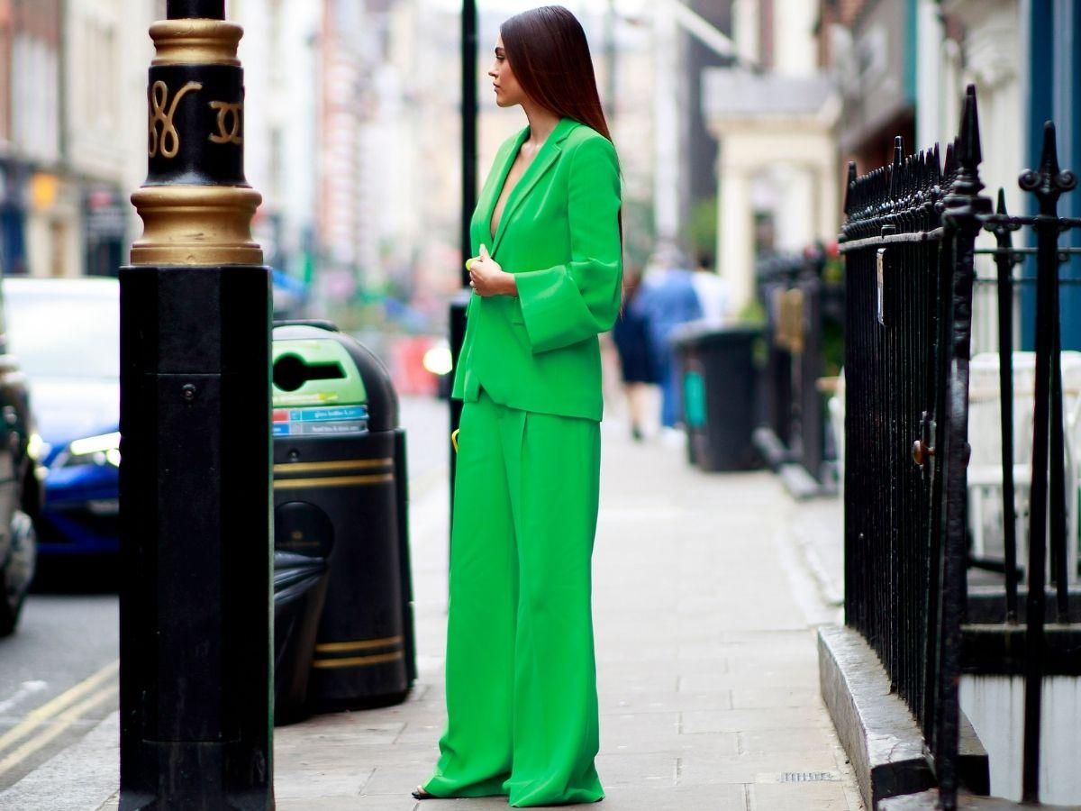 Stylizacje na komunię 2022 ze spodniami: zielony garnitur