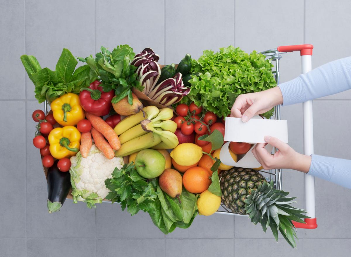 tanie a zdrowe zakupy z warzywami i owocami