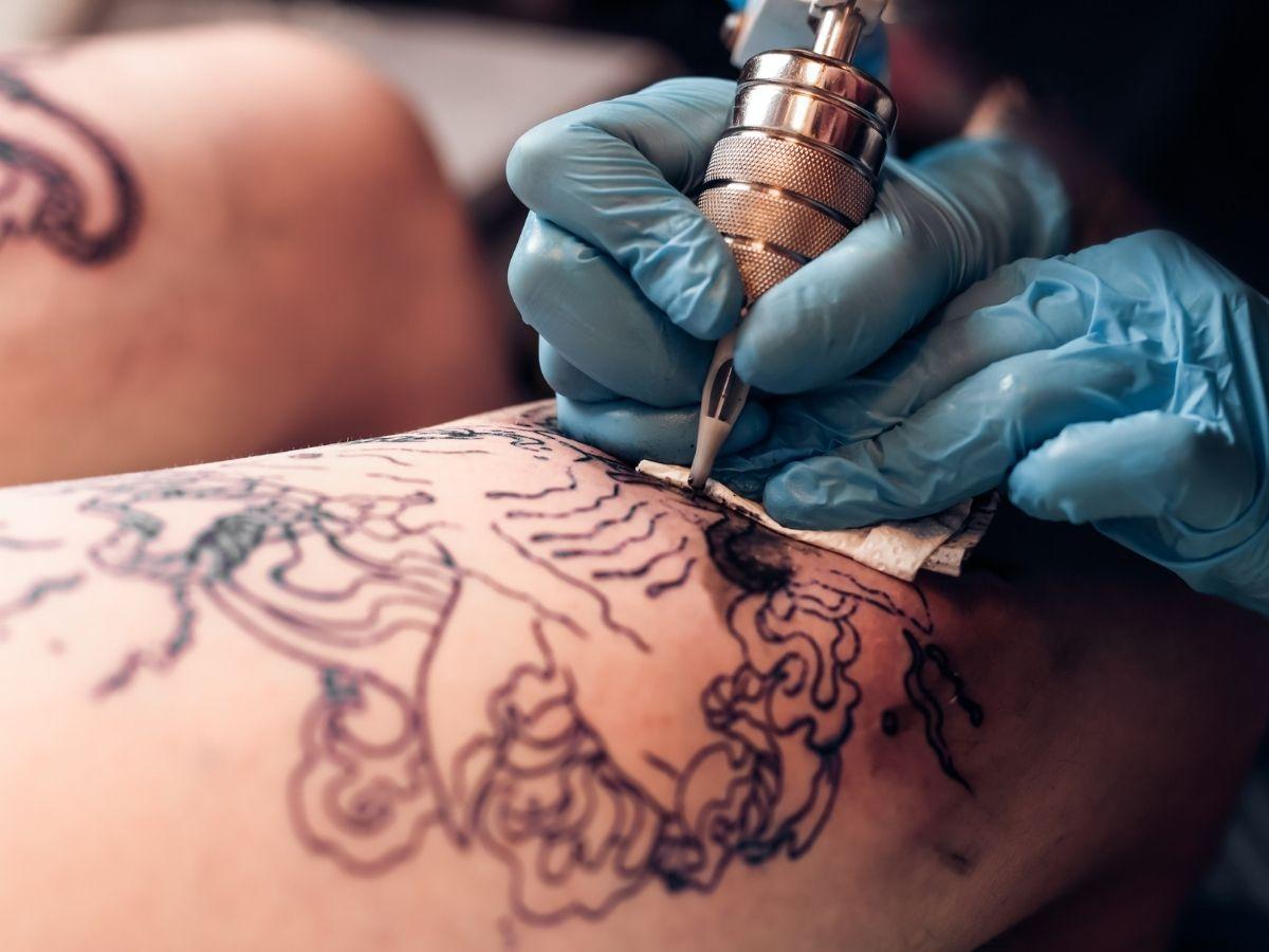Tatuaż na udzie czy boli, ile kosztuje, jak pielęgnować, inspiracje