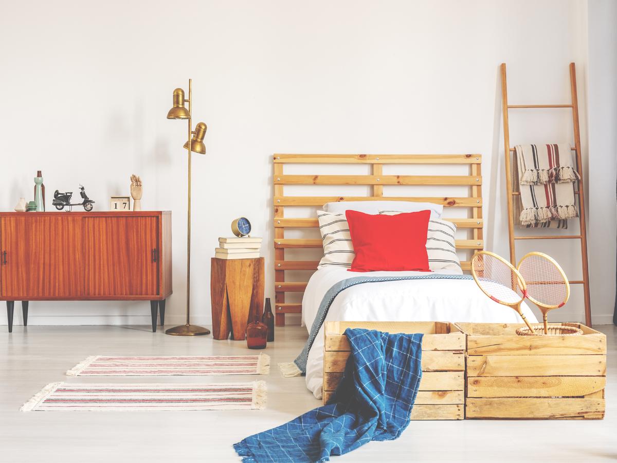 wezgłówek łóżka z palet drewnianych