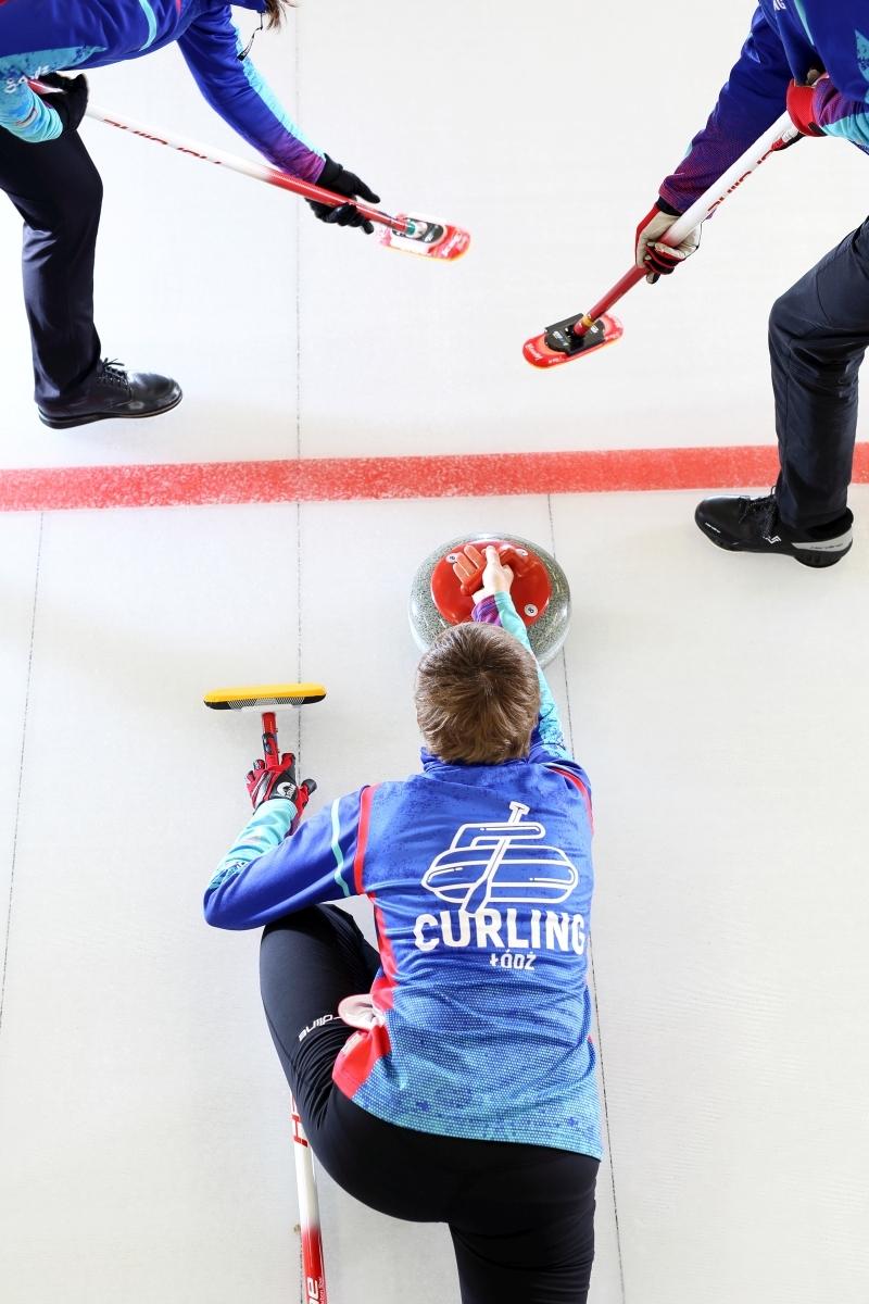 Curling - zawodnicy w trakcie gry