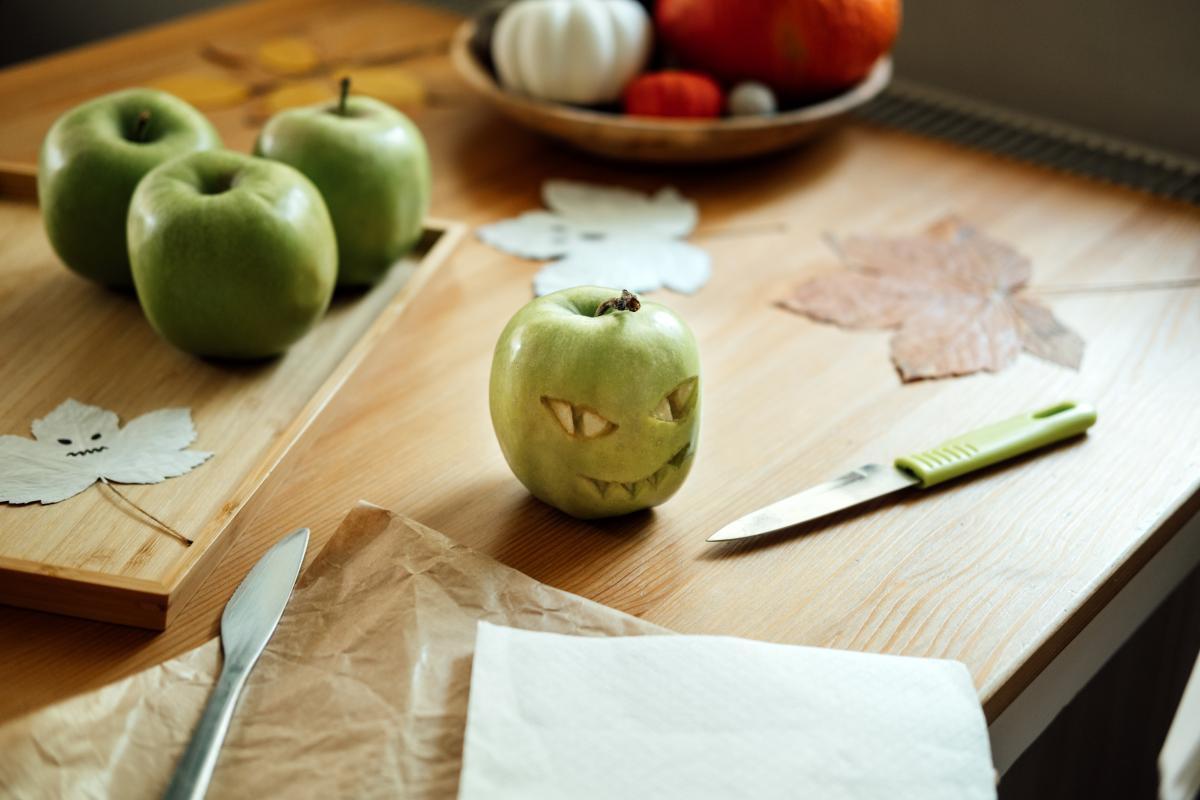 zdrowy podarunek na halloween:jabłko-czaszka