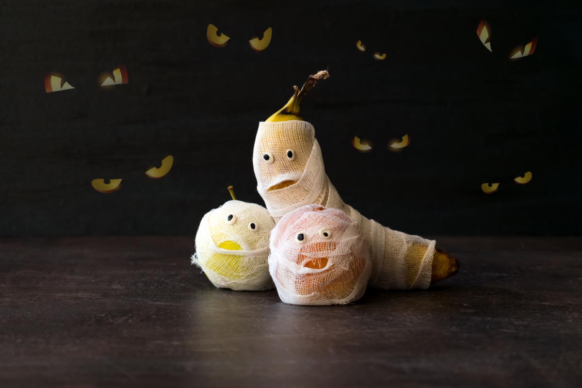 zdrowy poadrnek na Halloween: owoce mumie